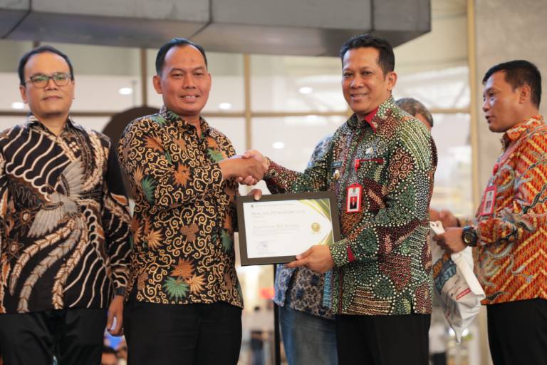 Success Participating in National Waste Care Day, Summarecon Mall Serpong Receives Certificate